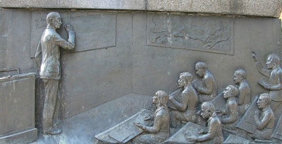 Паметник на Васил Априлов в Габрово