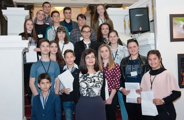 Меглена Кунева и наградените участници във фотоконкурса "Аз снимам моята България" © Епицентър.бг