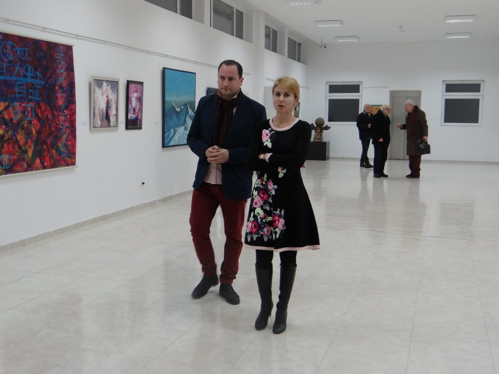 Кметът Таня Христова и директорът на ХГ "Христо Цокев" Евгени Недев