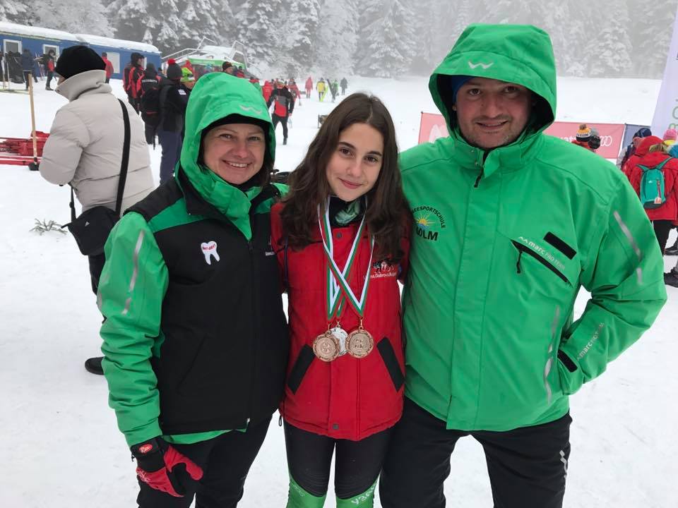 Симона Виденова от СКСБ „Узана 2007“ със своите треньори Елеонора Николова и Петко Игнатов