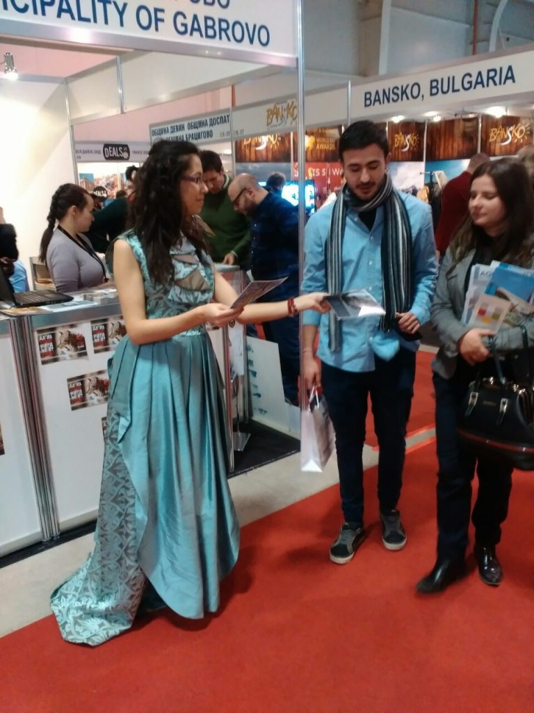 След като оживя и се разходи из музея, виртуалната водеща на Интерактивен музей на индустрията Габрово се появи на изложението Международна туристическа борса © Община Габрово