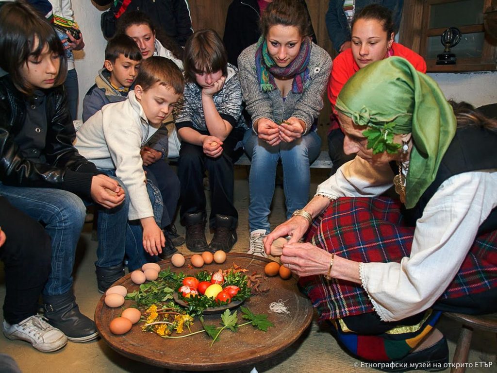 Боядисване на яйца с естествени багрила на Велики четвъртък в ЕМО „Етър”
