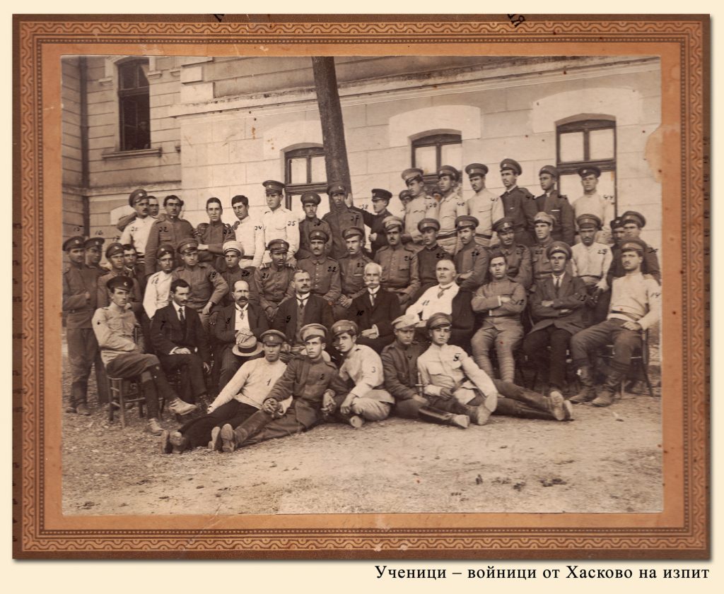 Ученици - войници от Хасково на изпит 