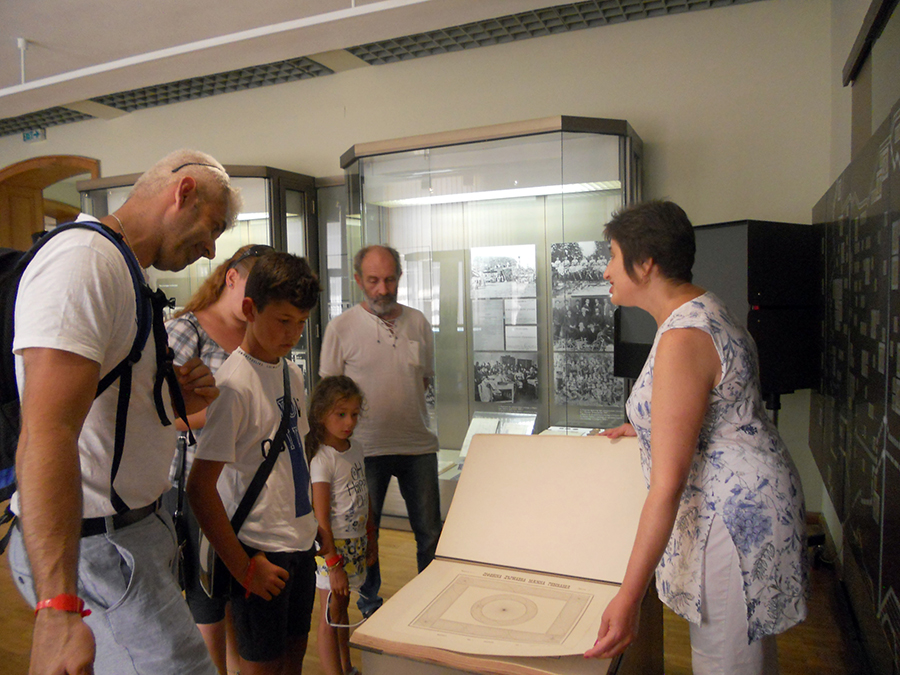 Гостите от Амстердам са впечатлени от Сборника с чертежи на ученици от държавните мъжки гимназии в България, участвал на изложението в Париж през 1900 г. Елица Йорданова разглежда залите на музея заедно със съпруга си и две от техните деца, ученици в „АБВ” © НМО Габрово