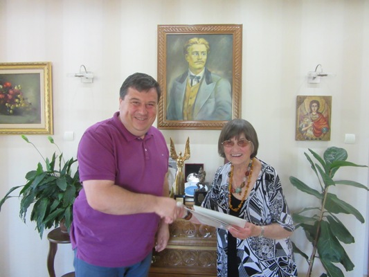 Кметът на Община Трявна Дончо Захариев приема дарение от Мара Иванова Пенева