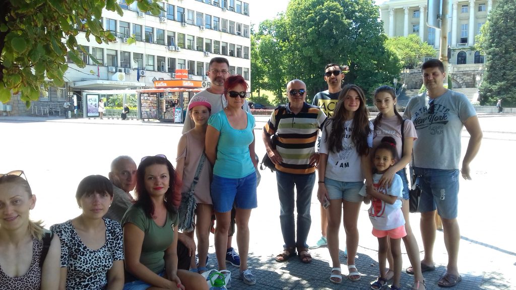 Преподаватели, учители, студенти и ученици от Общността „Братство на българите в Румъния”. В средата – ст. преподавател Свилен Колев, ТУ-Габрово, Департамент за езиково и специализирано обучение © НМО Габрово