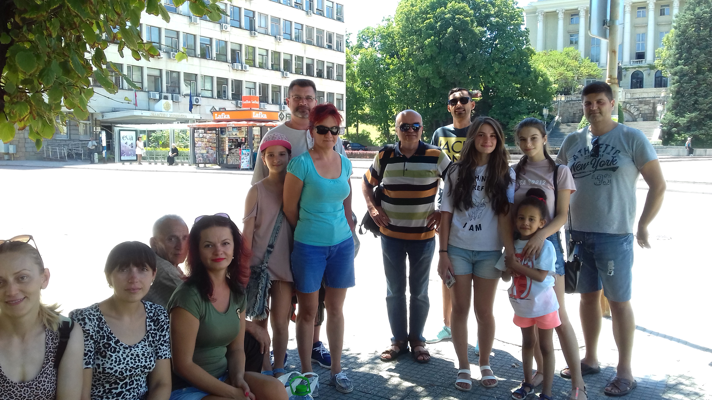 Преподаватели, учители, студенти и ученици от Общността „Братство на българите в Румъния”. В средата – ст. преподавател Свилен Колев, ТУ-Габрово, Департамент за езиково и специализирано обучение © НМО Габрово