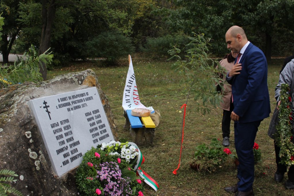 Николай Сираков открива паметна плоча на опълченците в село Велковци