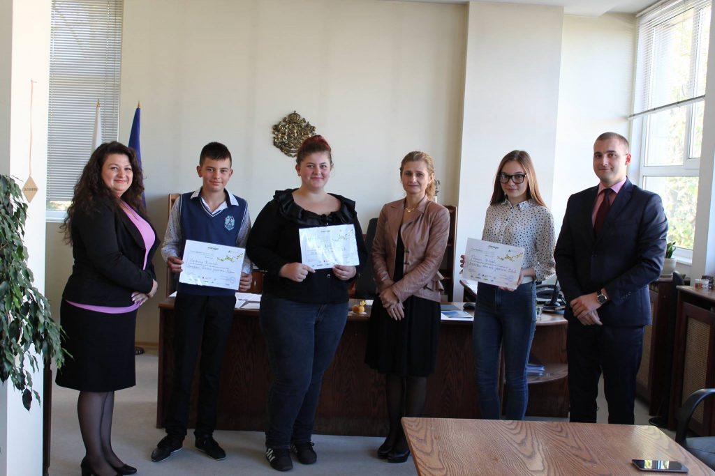 Боряна, Габриела и Бранимир от ПГИ „Рачо Стоянов“ бяха „Мениджъри за един ден“ в Областна администрация Габрово