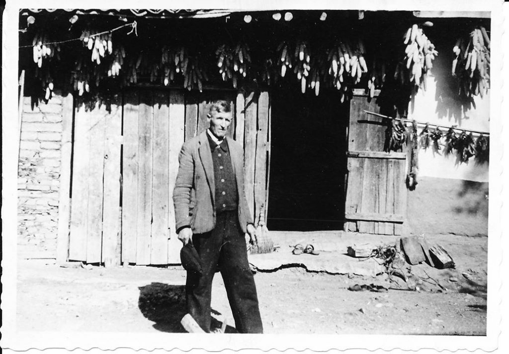 Тотю Безлов пред шарланджийската му работилница в с. Шипка