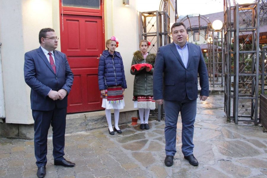 Откриване на обновена паметна плоча на Янко Мустаков в Трявна © Община Трявна