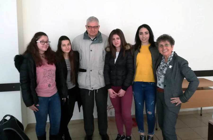 Отляво надясно: Мария, Андреа, Габриела, Виктория - ученички в Национална Априловска гимназия