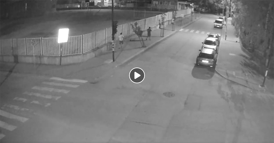 Кадри от камера на вандализъм в Севлиево. Източник: Община Севлиево