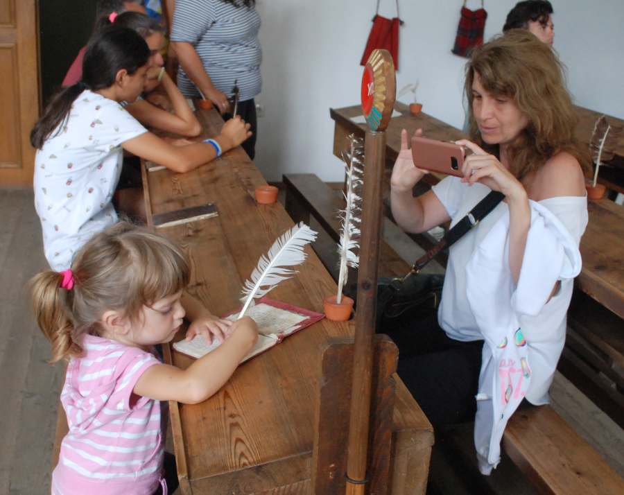 Семейства с деца във възстановката на взаимно училище в НМО © НМО