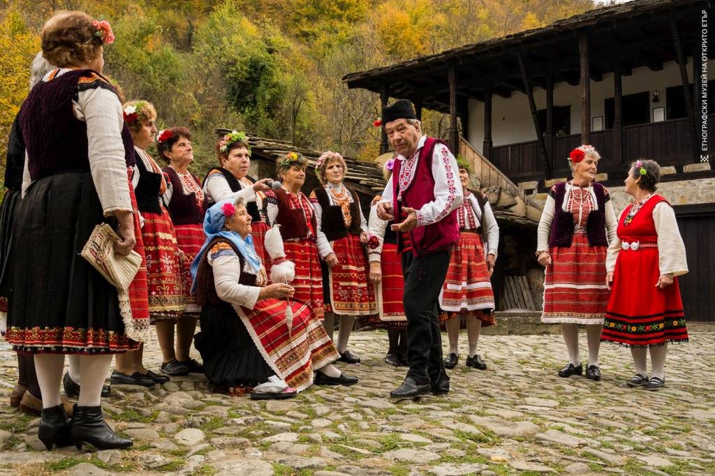 Обичай "лъчитба" за Димитровден в ЕМО "Етър" © ЕМО Етър Габрово