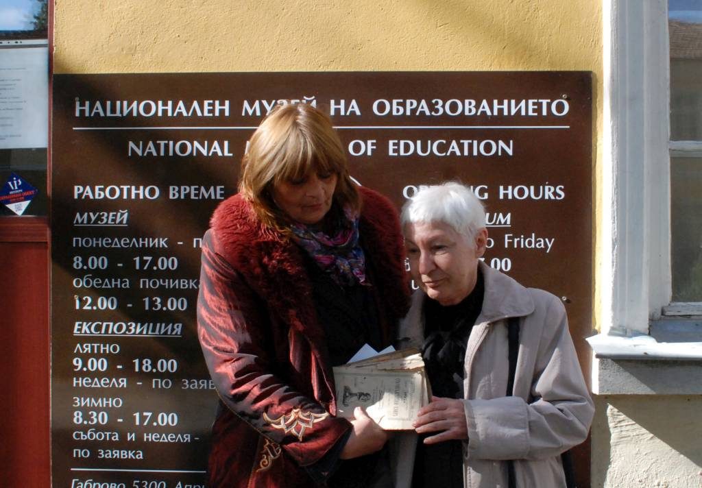 Проф. Симеонова предава дарението на Мая Карагьозова, директор на Националния музей на образованието © НМО