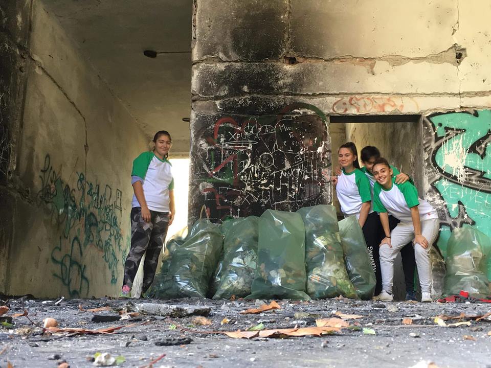 Младежи почистват боклуците в Летния театър на Габрово. Снимка: "Доброделие!"