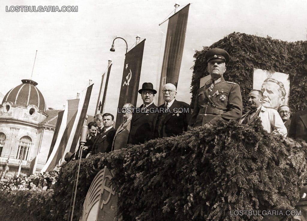 Дамян Велчев (на преден план), Кимон Георгиев, Георги Димитров и др. Митинг за обявяване на България за република, септември 1946г. © Снимка: Изгубената България