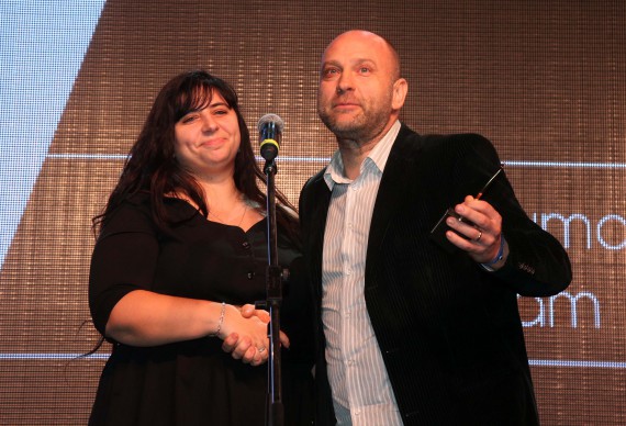 Мариана Пенчева получава приза "Жена на десетилетието" от Тити Папазов © Woman.bg