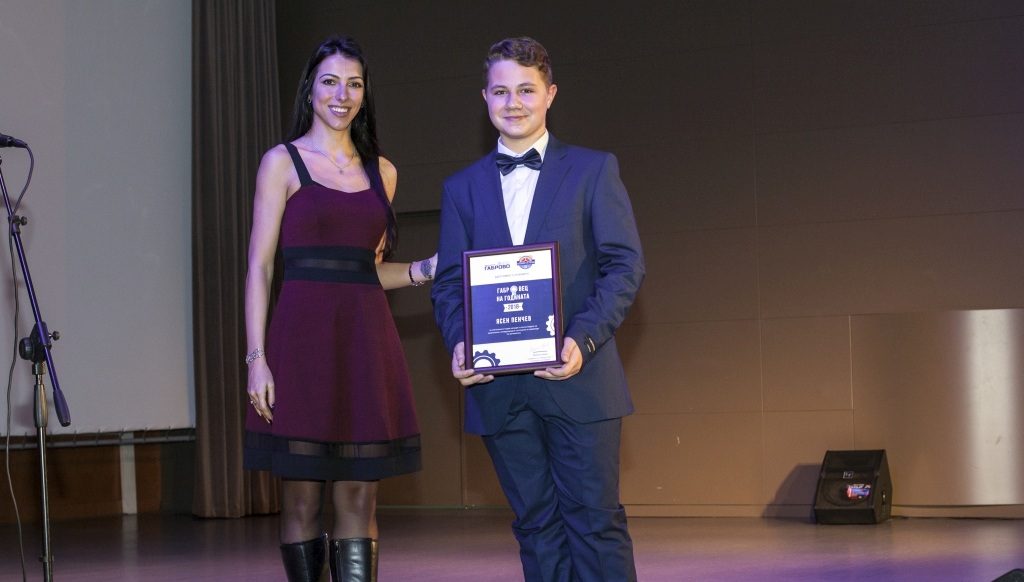 Ученикът Ясен Пенчев получава отличието си "Габровец на годината 2018" © Габрово Daily